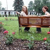 Anna Rachwał (po prawej) i Aneta Czurczak są dumne i z ogrodu, i z ogrodników