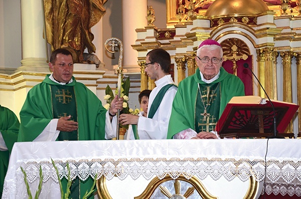  Mszy św. wprowadzającej nowego proboszcza do parafii przewodniczył bp Ryszard Karpiński
