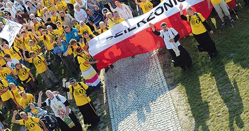  Każda grupa była witana i pozdrawiana z Wałów Jasnogórskich przez bp Ignacego i ks. Romualda