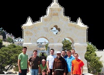  Alumni świdnickiego seminarium, o. Franciszek i pracownicy  z Polski przy wyremontowanej dzwonnicy w Betfage