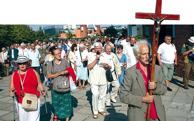 Z krzyżem spod kościoła Ducha Św., tak pątnicy rozpoczęli swoją wędrówkę na Górę Chełmską 