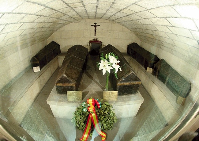 W kaplicy Królów Katolickich są pochowani: Izabella Kastylijska i Ferdynand Aragoński, ich córka Joanna Szalona, zięć  Filip Piękny i zmarły w dzieciństwie wnuk Miguel