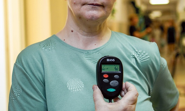 Ewie Bednarczyk wszczepiono w okolice kręgosłupa elektrody redukujące ból, spowodowany zwyrodnieniem. 