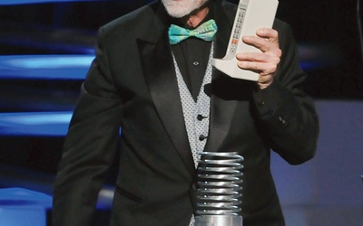 Martin Cooper, twórca pierwszego telefonu komórkowego, przypopmiał swój wynalazek przy okazji odbierania nagrody Webby Awards w Nowym Jorku 13 czerwca 2011 roku