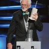 Martin Cooper, twórca pierwszego telefonu komórkowego, przypopmiał swój wynalazek przy okazji odbierania nagrody Webby Awards w Nowym Jorku 13 czerwca 2011 roku