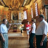 Oprowadzający po kościele (z lewej) Damian Rduch i Agnieszka Franosz razem z ks. Markiem Winiarskim. W tle ołtarz główny z obrazem św. Michała