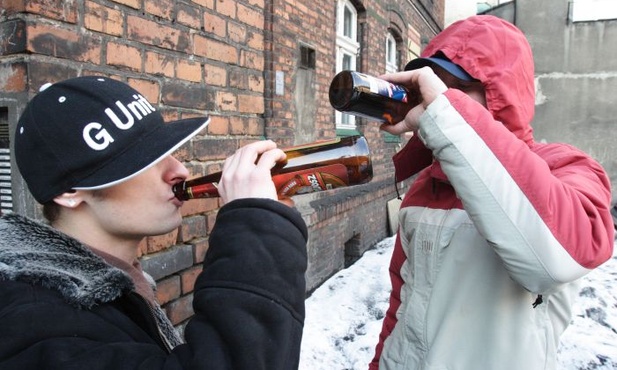 "Rz": Więcej mandatów za picie "pod chmurką"