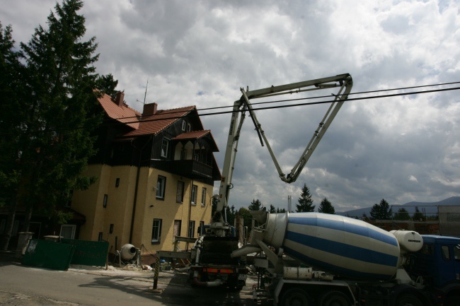 Nowy ośrodek Caritas pnie się w górę 