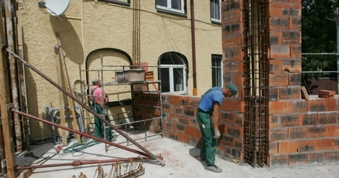 Nowy ośrodek Caritas pnie się w górę 