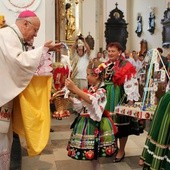 Bp Zawitkowski odbiera jeden z dożynkowych wieńców