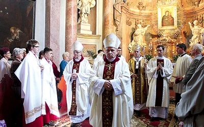  Kaplica Matki Bożej Pokornej. Modlitwie w Rudach przewodniczyli abp Wiktor Skworc oraz biskupi Jan Kopiec, Jan Wieczorek, Paweł Stobrawa i Jan Bagiński