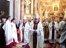  Kaplica Matki Bożej Pokornej. Modlitwie w Rudach przewodniczyli abp Wiktor Skworc oraz biskupi Jan Kopiec, Jan Wieczorek, Paweł Stobrawa i Jan Bagiński