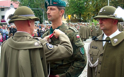  Wyróżniający się żołnierze otrzymali medale i promocje na wyższe stopnie