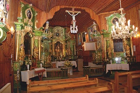  Bogato zdobione wnętrze kościoła