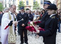  Dźwięk hejnału wygrywanego na nowych trąbkach od kilku dni cieszy mieszkańców Krakowa i turystów wypatrujących strażaka w okienku wieży mariackiej