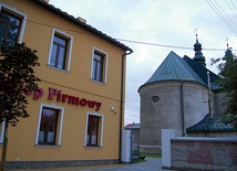 Sklep, utworzony w starej szkole na rynku w Czarnym Dunajcu, to najnowszy punkt sprzedaży alkoholu. Budzi spore kontrowersje wśród lokalnej społeczności