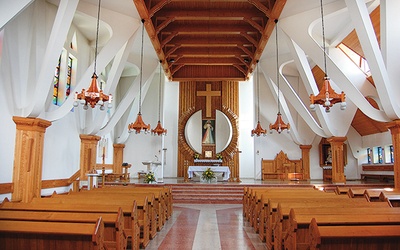 Wnętrze kościoła nawiązuje do kultury góralskiej
