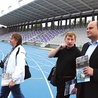  Dla prezydenta (pierwszy z prawej) ważne jest także to, że można tu będzie organizować obozy sportowe, bo stadion ma zaplecze hotelowe