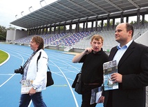  Dla prezydenta (pierwszy z prawej) ważne jest także to, że można tu będzie organizować obozy sportowe, bo stadion ma zaplecze hotelowe