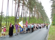  Pątnicy mieli do pokonania 30 km. Przewodził im proboszcz ks. Jacenty Wolski 