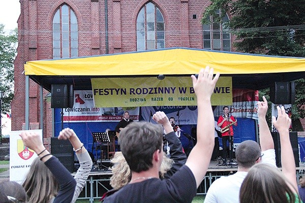 Siewcy Lednicy swoim występem rozgrzali zgromadzonych wokół sceny