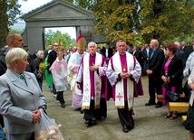 Uroczystą Mszę św. w kościele Wniebowzięcia Najświętszej Maryi Panny w Suserzu sprawował bp Andrzej F. Dziuba 