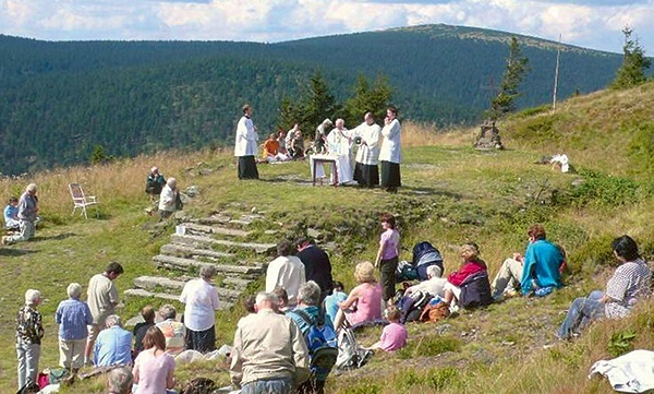 Msza św. w czasie pielgrzymki. Widoczne schody i obrys 