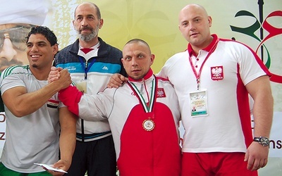  Mariusz Tomczyk – drugi od prawej, pierwszy od prawej  trener Mariusz Oliwa 