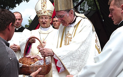  Wymownym gestem Święta Plonów było przekazanie cechom rzemieślników chlebów, które podczas Mszy św. przynieśli w darze rolnicy
