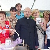  – Mieszkańcy parafii zawsze trzymali się razem, ale taki festyn  był potrzebny. Znamy się wszyscy, choć dawno nie spotykaliśmy się w tak dużym gronie – mówią Danuta Kuzik i Teresa Krzyżańska