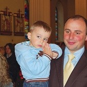 Michaś Laszczak przychodzi do szczyrkowskiego sanktuarium  po specjalne błogosławieństwo z tatą Łukaszem 
