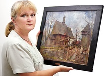 Bożena Kubit z Muzeum w Gliwicach, na obrazie kościółek drewniany z Poniszowic
