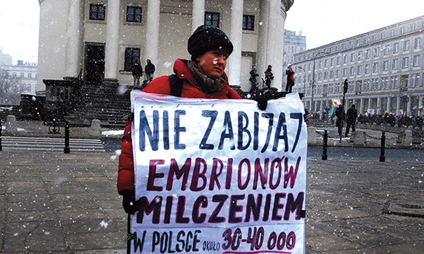  Brak regulacji prawnej metody  in vitro pozwala na łamanie standardów etycznych i medycznych.  Na zdjęciu: reakcja na żądanie prawnego dopuszczenia in vitro  bez żadnych ograniczeń podczas  manify feministycznej w marcu br.