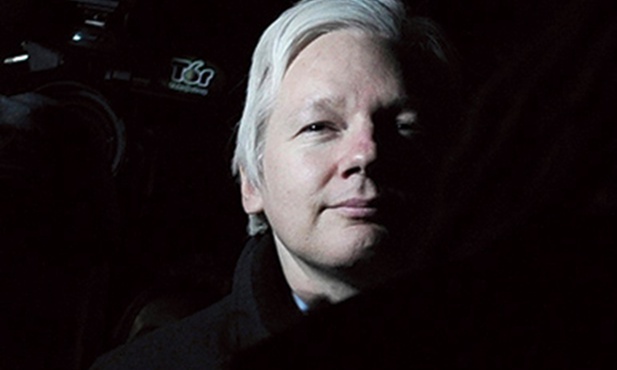 Assange miał coś z dziennikarza, gdy ujawniał nagrania żołnierzy strzelających do cywilów w Iraku lub gdy publikował dowody korupcji na szczytach władzy. Dziennikarstwo jednak kończyło się, gdy w obieg puszczał noty dyplomatyczne, których autorzy mieli prawo do dyskrecji.
