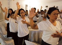  21.08.2012. Manila. Filipiny. Filipińczycy zorganizowali dzień modlitwy o pokojowe rozwiązanie konfliktu terytorialnego między Chinami a Filipinami na wodach Morza Południowochińskiego. W maju tego roku na spornych wodach doszło do incydentu, gdy chińscy rybacy zbliżyli się za blisko brzegu Filipin. 