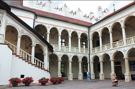 To głównie arkadowemu dziedzińcowi zamek zawdzięcza dostojne miano Małego Wawelu