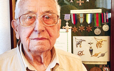  Dziś 92-letni Edward Jaworski wciąż chętnie opowiada o swoich wyczynach podczas wojny i pracy w lotniczym pogotowiu ratunkowym. Dowodem jego odwagi są medale i odznaczenia, zarówno wojskowe, jak i cywilne