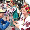  Taniec z festiwalowymi zespołami jest chyba najlepszą promocją folkloru, bo „czym skorupka za młodu nasiąknie…”