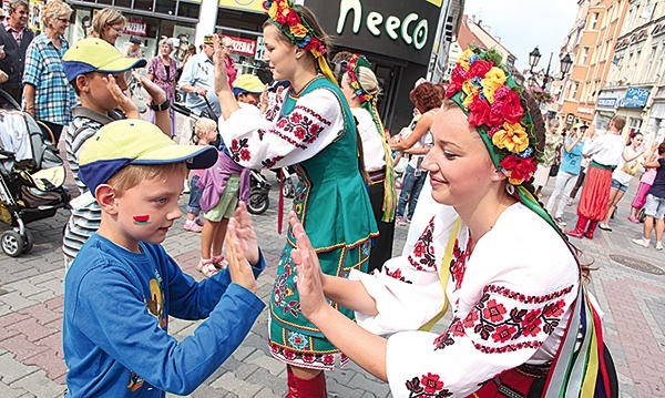  Taniec z festiwalowymi zespołami jest chyba najlepszą promocją folkloru, bo „czym skorupka za młodu nasiąknie…”