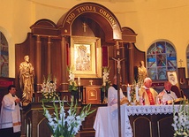  Podczas Mszy św. odpustowej bp Andrzej F. Dziuba  poświęcił nową nastawę ołtarzową