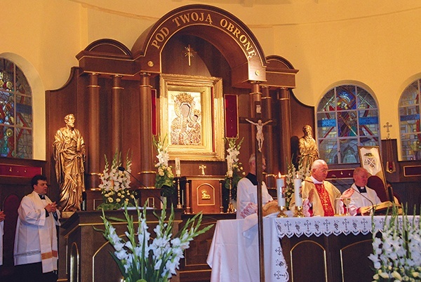  Podczas Mszy św. odpustowej bp Andrzej F. Dziuba  poświęcił nową nastawę ołtarzową