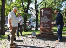 Władysław Galek (z lewej) i Roman Pająk podczas renowacji pomnika 