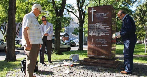 Władysław Galek (z lewej) i Roman Pająk podczas renowacji pomnika 