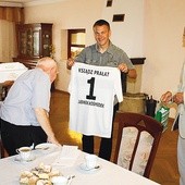 Wizyta piłkarzy u ks. Kośmidka była dowodem wielkiej wagi,  jaką zawodnicy przykładają do opieki duchowej