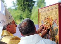 Wizerunek koronował bp Wiktor Skworc