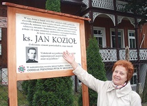 Szczawniczanie wiele zawdzięczają księdzu Koziołowi – mówi Halina Mastalska. Na zdjęciu tablica pamięci 