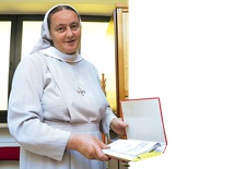 Siostra Paulina pracuje w parafialnej zakrystii
