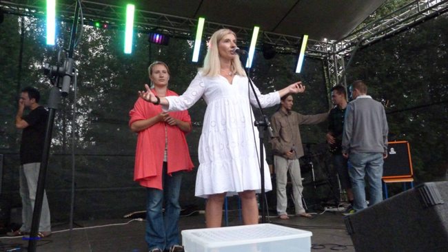 Występ zespołu diakonii muzycznej wspólnoty "Płomień Ducha" Odnowy w Duchu Świętym w Warszawie