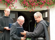 Medal otrzymał również burmistrz Głuchołaz, Edward Szupryczyński. Z prawej założyciel wspólnoty o. Ludwik Mycielski, z lewej o. Jakub Kaliński