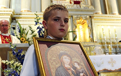  W tym wizerunku Matki Bożej Pocieszenia Maryja będzie nawiedzać domy błotnickiej parafii